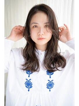 マグノリア オモテサンドウ(MAGNOLiA Omotesando) 長めバングが可愛い柔らかネビージュロング・・・HINATA