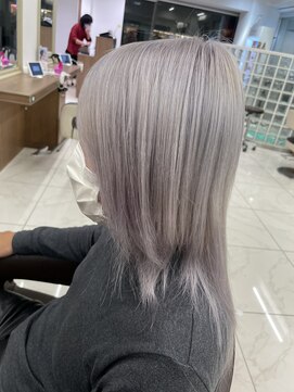 アッシュ 下北沢店(Ash) ブリーチ2回ホワイトシルバーカラー