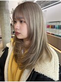 シルバーベージュ　セミディ　レイヤーカット　ダブルカラー