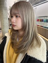 セル(CELL)&nbsp;シルバーベージュ　セミディ　レイヤーカット　ダブルカラー