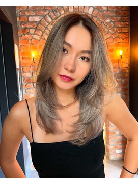 アデ オモテサンドウ(ade omotesando) バレイヤージュとレイヤーで作る海外風エレガントスタイル