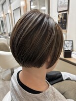 フォンタナ(Fontana)&nbsp;プラチナハイライト×丸みショートボブ
