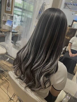【専門店】ブリーチなしでシルバーハイライトカラー黒髪スタイル
