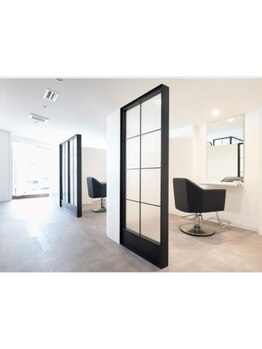 半個室のプライベート空間で、周りを気にせず自分だけの贅沢なサロンタイムをお過ごしいただけます♪