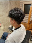 黒髪メンズカット束感ニュアンスパーマ刈り上げ爽やかショート
