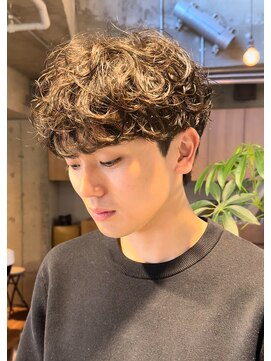 キュー(Cue_) 外国人くせ毛風カーリーパーマのマッシュスタイル
