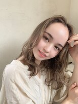 軽く、柔らかく見せるレイヤースタイル