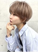 大人可愛いハイトーンくびれショートヘア