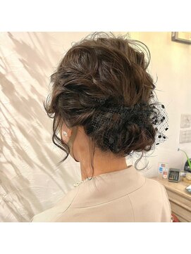 マウロア(MAULOA) “お呼ばれアレンジ くびれミディ ゆるっと纏め髪”中西英美子