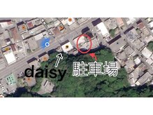 駐車場は店舗横中道の砂利のスペース、長嶺,daisyと書かれてます