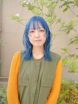 チカシツ(Chikashitsu) blue hair wolf bob