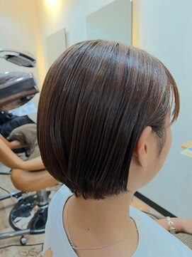 トランクゥイル(TranQuil) ブリーチなしカラー刈り上げ襟足スッキリ大人可愛いショート