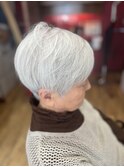 グレイヘアのコンパクトショート