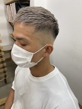 キューズ クラブ(cuz KLUB) 【cuzKLUB】ミルクティシルバーカラー×スキンフェード［池袋］