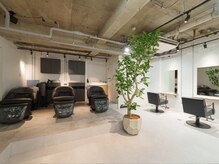 シーン 自由が丘(scene)の雰囲気（首が痛くならないフルフラットのシャンプー台で極上の癒し時間を）