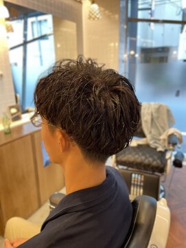 ゼロスバーバー(0's BARBER SHOP) ツイスパ×スパイキーショートで個性派スタイル