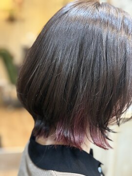 さりげなさを楽しむインナーカラーボブ