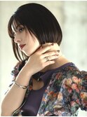 顔まわりレイヤーが軽やかな抜け感のモードな前下がりミニボブ