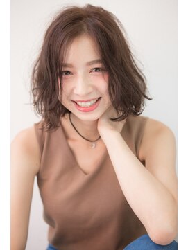 キイロ(kiiro) 抜け感のあるミディアムボブ