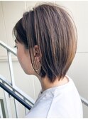 長さを感じるショートヘア