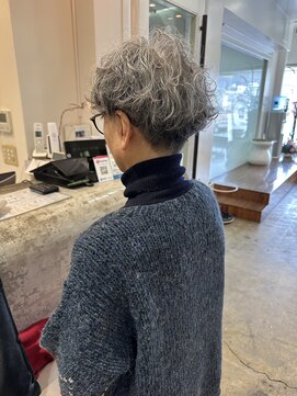 ピエドプールポッシュ(PiED DE POULE POCHE) ミセスにオススメ　グレイヘア × パーマ