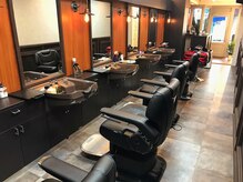 モダンで落ち着いた雰囲気の内装。