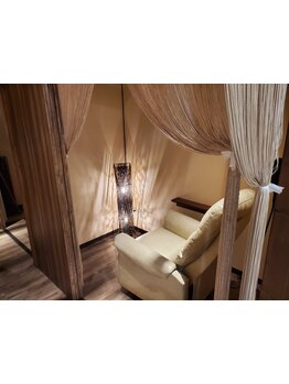 サロンタイムをよりリラックスしてお過ごしいただけるように半個室・個室にてお客様をおもてなし[秦野]