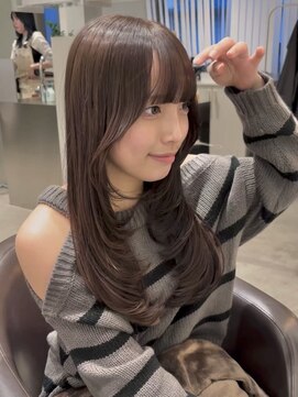 ケリーアン 太田(kelly.un) ハイレイヤー / お顔周りカット / ぱっつん / シアーグレージュ