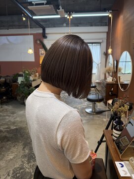 チャプター 問屋町(chapter) ケアブリーチミルクティーベージュカラーヘイリーショートボブ