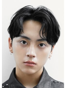 黒髪×センターパート×フェザーパーマ