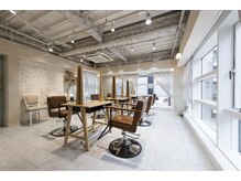 ラボヌール ヘアー エクラ(La Bonheur hair eclat)の雰囲気（シャビーブルーな広々とした店内♪【大宮駅/イルミナカラー】）