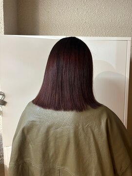 O 透明感チェリーレッドカラー切りっぱなしツヤ髪ストレートヘア