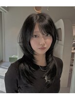 ムーム(Momb)&nbsp;暗髪レイヤーハッシュカット