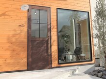 ミラ(mila)の雰囲気（木目調の壁と扉が目印です！！）