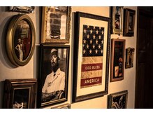 アンドザバダス(&THE BADASS)の雰囲気（sign board）