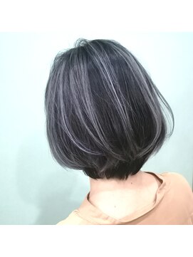 リリス(l'iris) グレージュカラー×大人可愛いこなれひし形Cカーブボブ