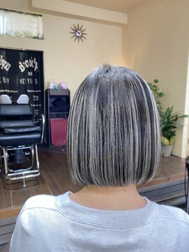 サムブリッジ(SOMEBRIDGE) ホワイトハイライトグラデーションカラー × ボブ (SOMEBRIDGE