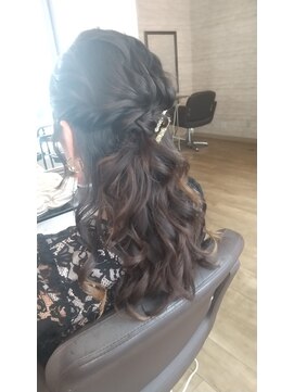 アンフィ(Amphi) 根元巻きハーフアップ