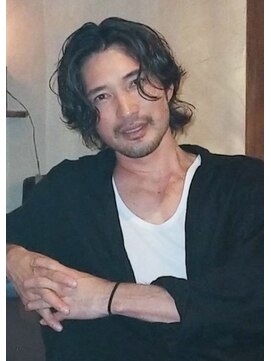 大人の波巻きスパイラルパーマミディアムロングメンズカットヘア