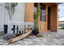ハーフ(HALF)の雰囲気（グリーンの中でリラックスしていただきながら施術が出来ます。）