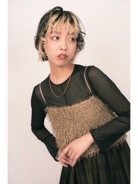 ルシードスタイルアンディアーモ(LUCIDO STYLE andiamo) アシンメトリーハッシュボブホワイトシルバーガーリーパーマ