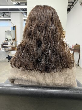 ヘアーアイストゥーレ(HAIR ICI TRE) ミディアムパーマ ブリーチなしベージュカラー 担当東川内遥