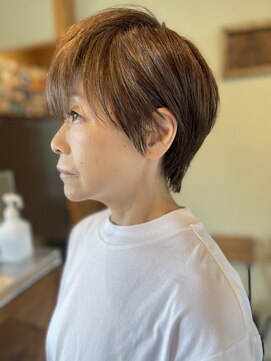 コモレビ(komorebi) 白髪ぼかしカラーのすっきりショートレイヤー