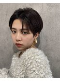 丸みショート前下がりセンターパートハンサムくびれショート