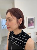 おくれ毛がポイントになるシンプルボブ