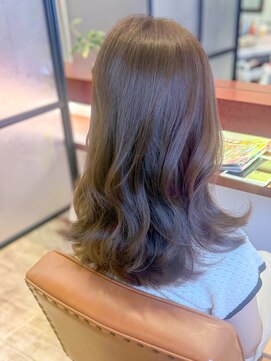 マーリャヘアー(mallia hair) やわらかい質感のウェーブ×艶カラー