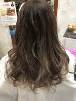フェリシータ 総持寺店(felicita)&nbsp;海外セレブ風シルバーアッシュグラデーション♪毛先ゆる巻き