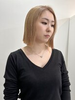 サクラ オモテサンドウ(SAKURA) ハイトーン×切りっぱなしボブ ぱっつん前髪
