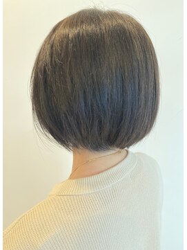スタジオ アルファプラス 日暮里店(studio α+) ステップボーンカットカットボブショートハイライト白髪ぼかし