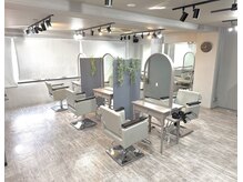 シェリー(Sherry)の雰囲気（大きな窓からの開放感のある店内です。）